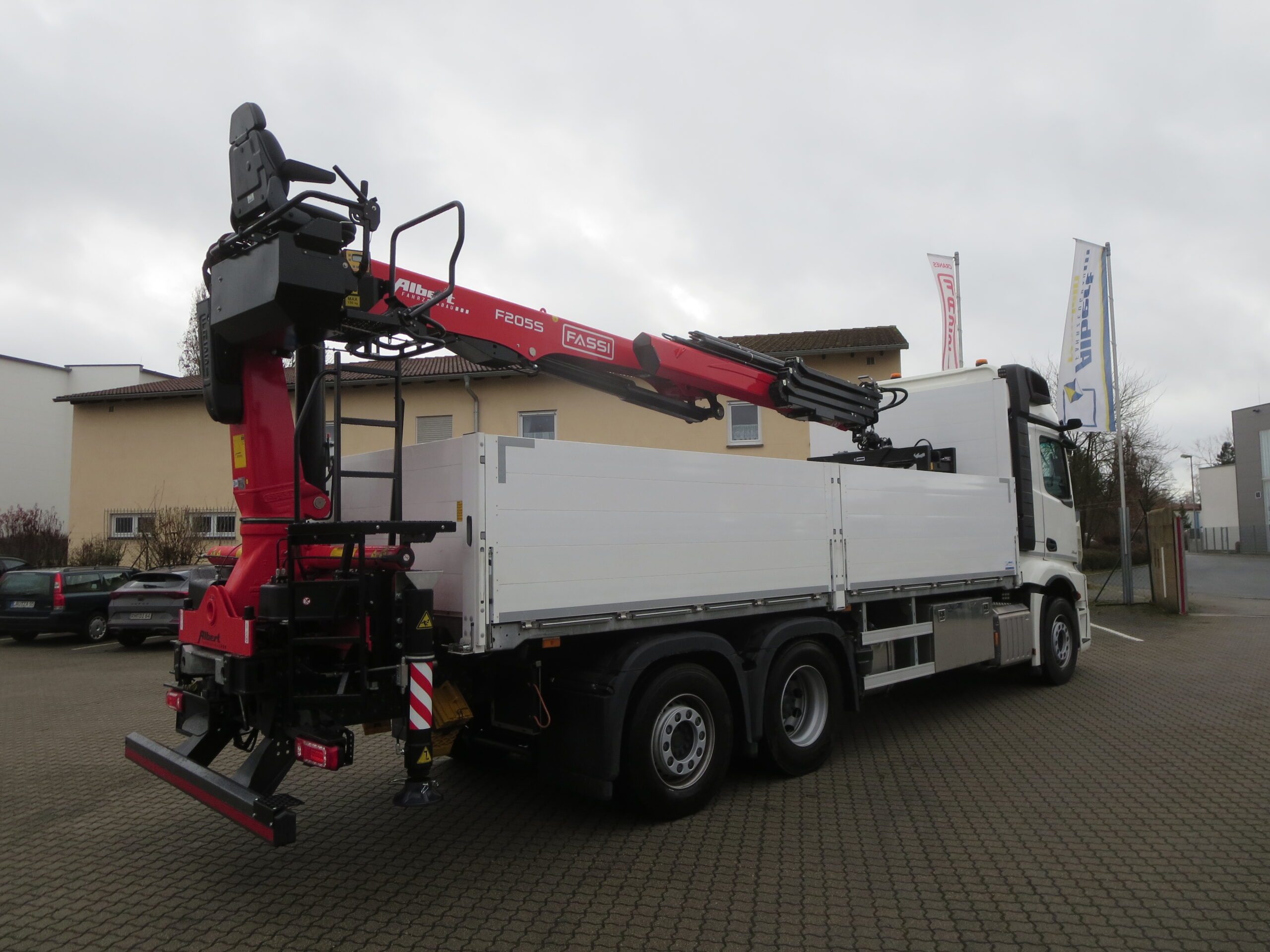 DEMO-Fahrzeug Mercedes Benz Actros5 2548L, 6x2 mit Fassi Ladekran F205S.1.3 - sofort verfügbar - 4 DEMO-Fahrzeug Mercedes Benz Actros5 2548L, 6x2 mit Fassi Ladekran F205S.1.3 - sofort verfügbar - – Bild 4