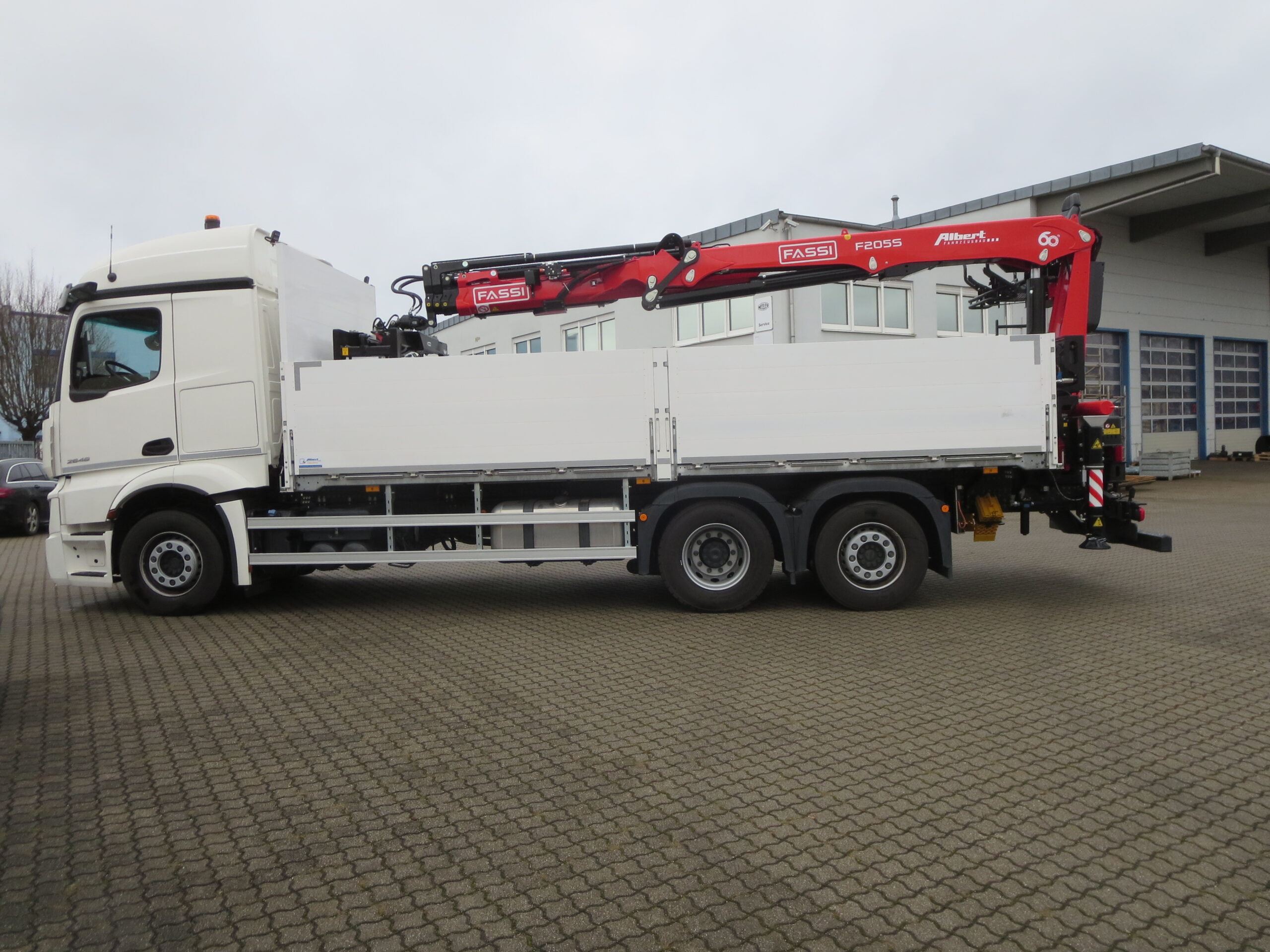 DEMO-Fahrzeug Mercedes Benz Actros5 2548L, 6x2 mit Fassi Ladekran F205S.1.3 - sofort verfügbar - 2 DEMO-Fahrzeug Mercedes Benz Actros5 2548L, 6x2 mit Fassi Ladekran F205S.1.3 - sofort verfügbar - – Bild 2