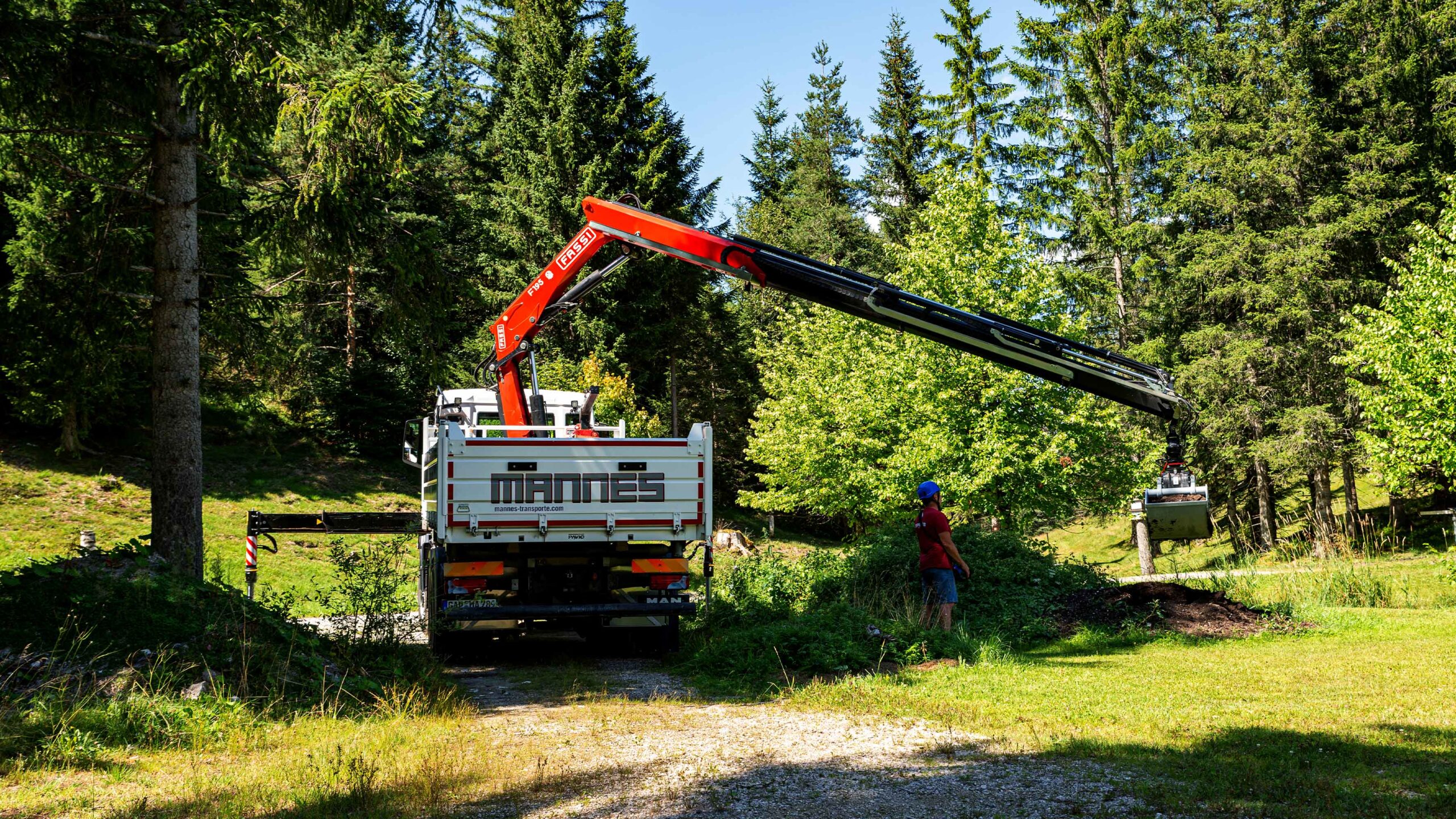 Mittlerer Ladekran von FASSI im Wald