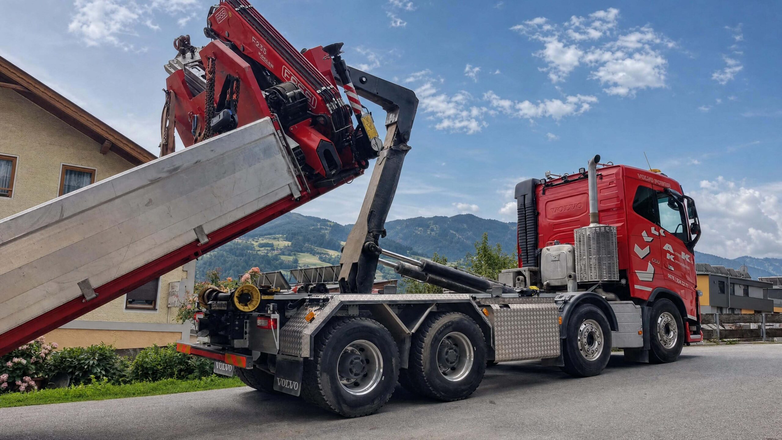 LKW mit einem FASSI Abrollkipper im Einsatz