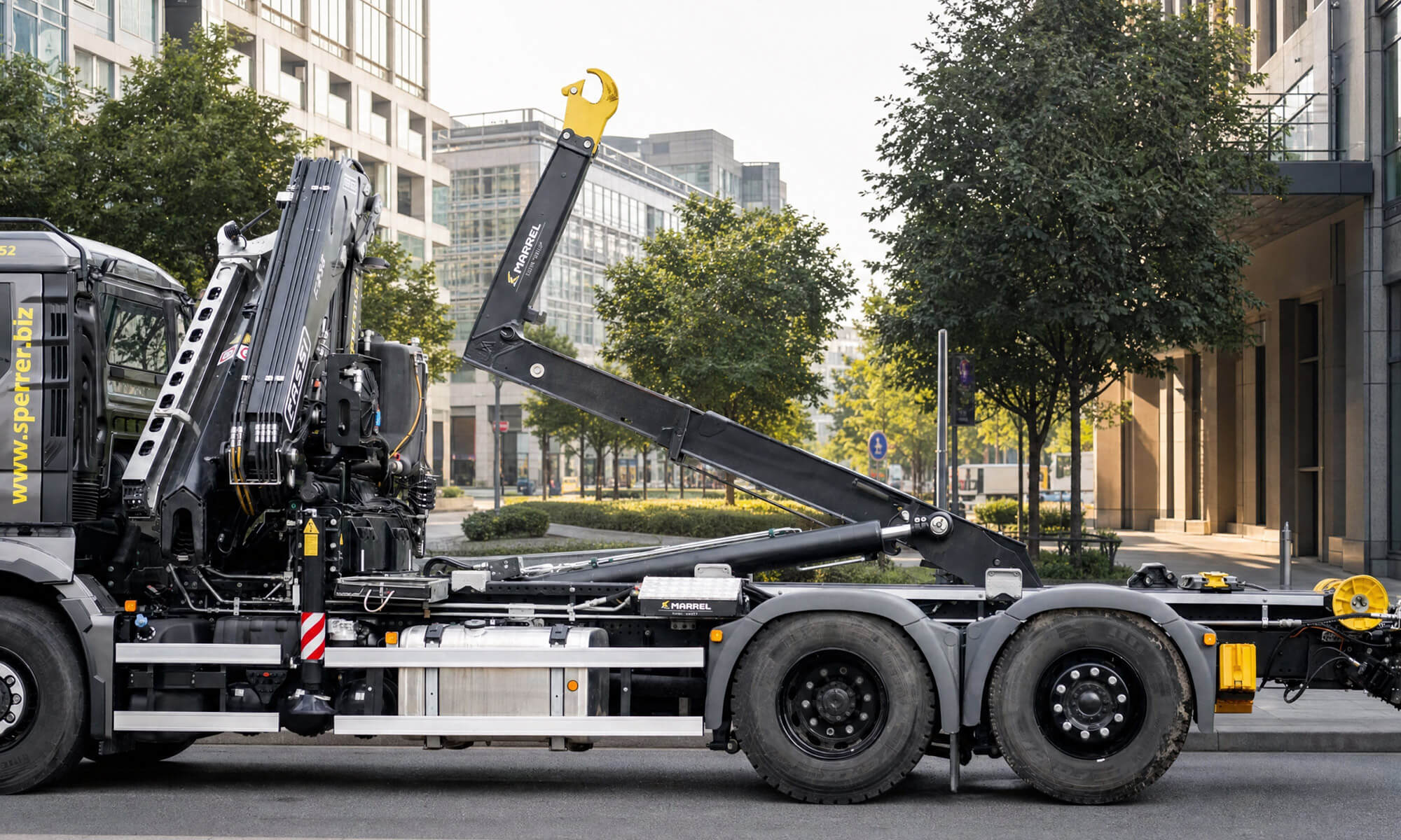 LKW mit einem Abrollkipper von FASSI in der Stadt