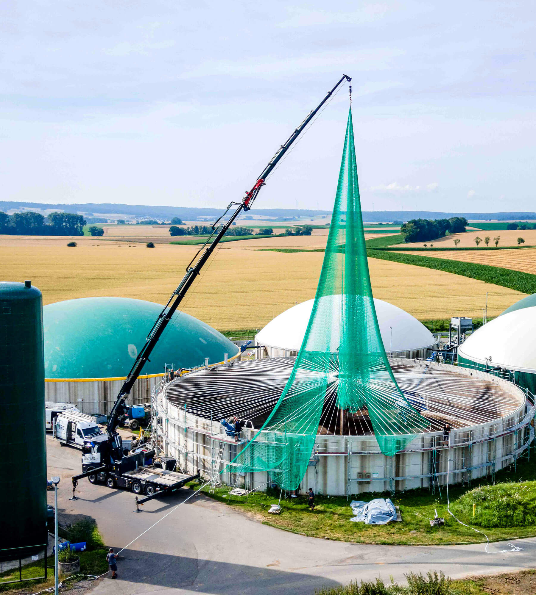 Ladekran von FASSI unterstützt bei einer Biogasanlage